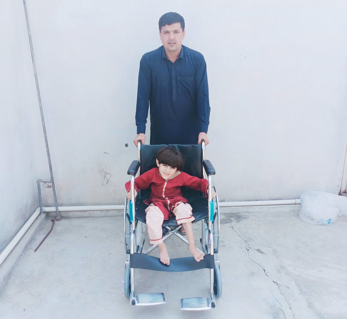 SardarAlee1's tweet photo. بابا جی کا فرمان ہے کہ
"کسی کی زندگی میں آسانیاں پیدا کرنا 
ان کی قبر پر فاتحہ پڑھنے سے بہتر ہے"
#love #specialpersons #wheelchair #humanity #brightvisionorganization #HumanityFirst https://t.co/gCkAdrnlsL