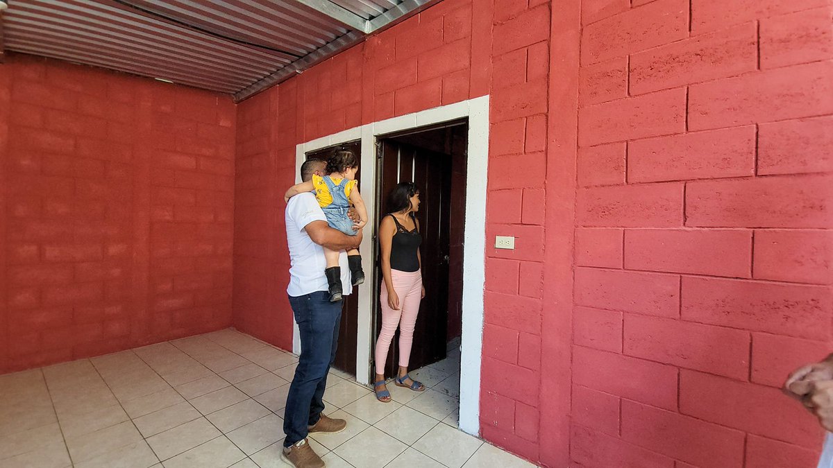 TalniqueA's tweet photo. #ProgramaSocial Seguimos con nuestro programa casa por mes,  esta tarde entregamos dos casas más  en colonia La pedrera, una de estas a Vilma Ramírez que por motivos de trabajo no puedo estar presente pero de manera simbólica se la entregamos a su hija, https://t.co/IAbyrVOBf2