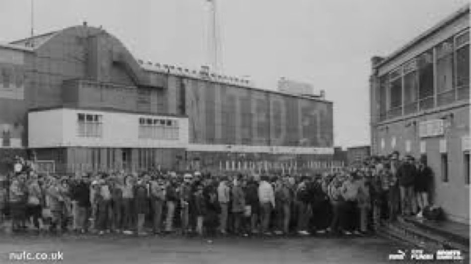 wharton206's tweet photo. Anybody who has ever stood in this queue deserves a ticket for Wembley. Good luck to those who have.⁦@NUFC⁩ ⁦@ToonPolls⁩ https://t.co/AUSiQwFi4f