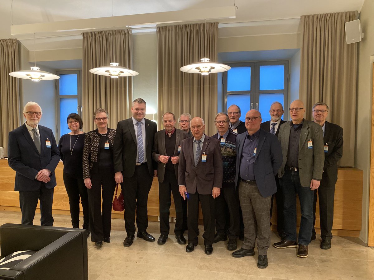 NyyssolaTimo's tweet photo. Ähtärin Killan väki kävin tänään tutustumassa ministeriöön ja sai loistavan ajankohtaiskatsauksen Ähtärin omalta pojalta. Kiitos ⁦⁦@MikkoTSavola⁩ https://t.co/EhrVOHJibw