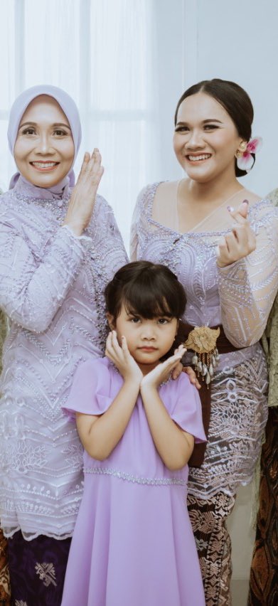 Mamaku awet muda… bukan gara2 gak punya anak, tapi karena gak punya suami… HIDUP MAMAAAAK…!!!!! 🔥🔥🔥