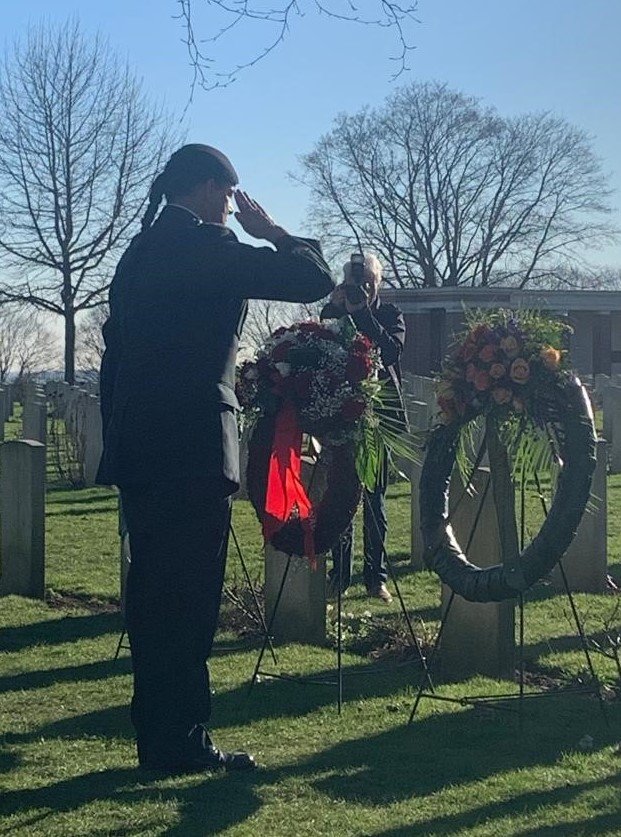 AmbCanNL's tweet photo. AJD @AmbLisaHelfand était présente pour la commémoration annuelle de #OperationVeritable au cimetière de guerre canadien de Groesbeek. 🇳🇱

Ils ont dévoilé une plaque honorant les soldats autochtones qui ont servi pendant la 2GM, le premier hommage de ce genre en Europe. [1/2] https://t.co/KqX5M6wgba