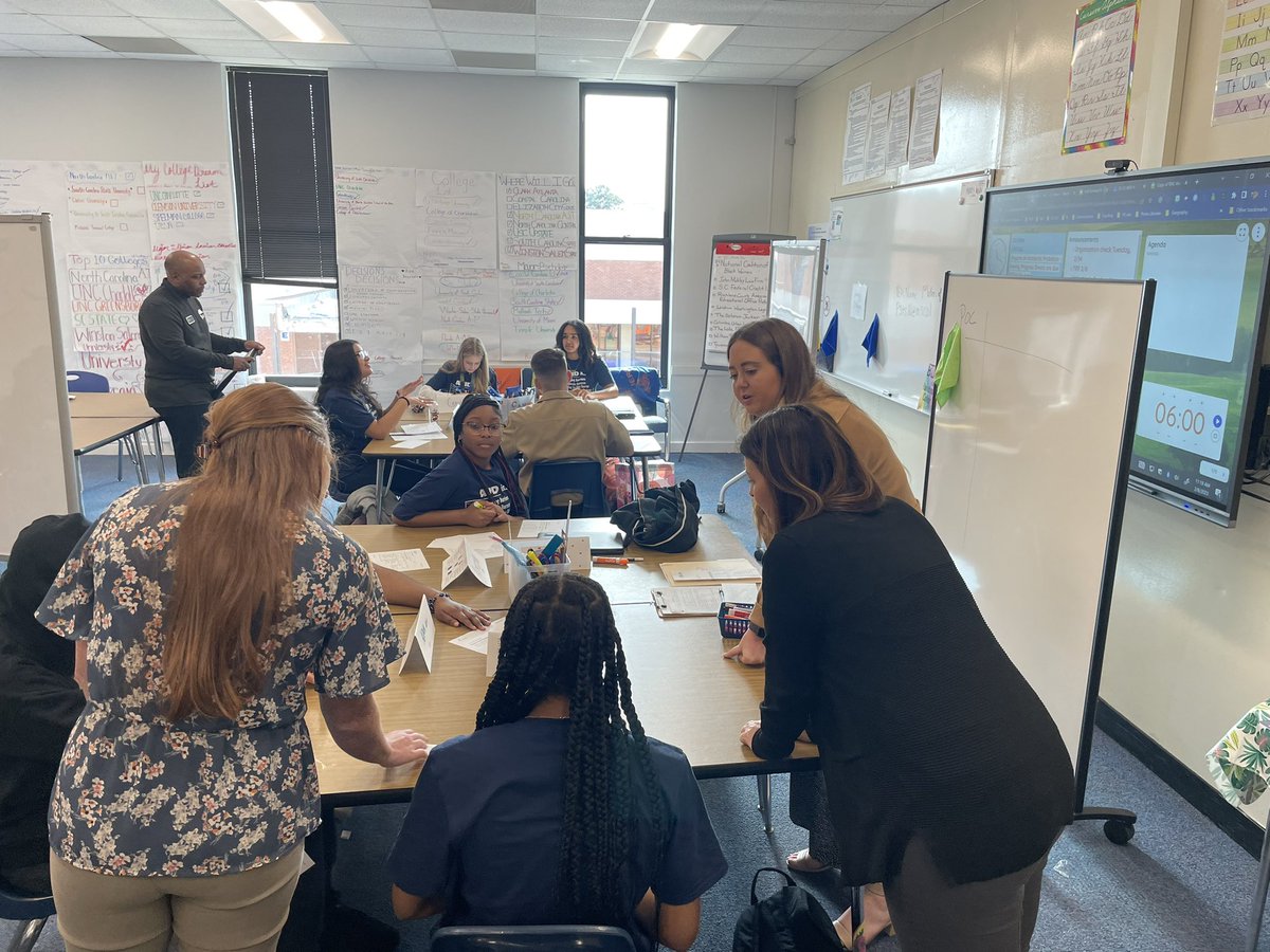 Freshmen students in the ever-so-wonderful @maryannswood’s <a href="/AVID4College/">AVID</a> Elective class recalibrating their Tutorials through the Let’s Collaborate! activity together in groups with our visitors <a href="/RichmondHill_HS/">Richmond Hill High</a> in <a href="/RichlandTwo/">Richland School District Two</a>!