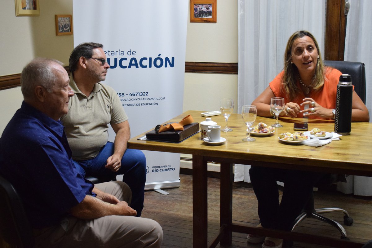 Sec_Educ's tweet photo. 👉 Pusimos a disposición de la Cuarta Región Escolar, dos programas de nuestra Secretaría de Educación para colaborar con la permanencia de cada niño/a en el sistema educativo formal.

#EsEducacion #LaCiudadNosUne
@gobderiocuarto https://t.co/5DH7FJ6sff