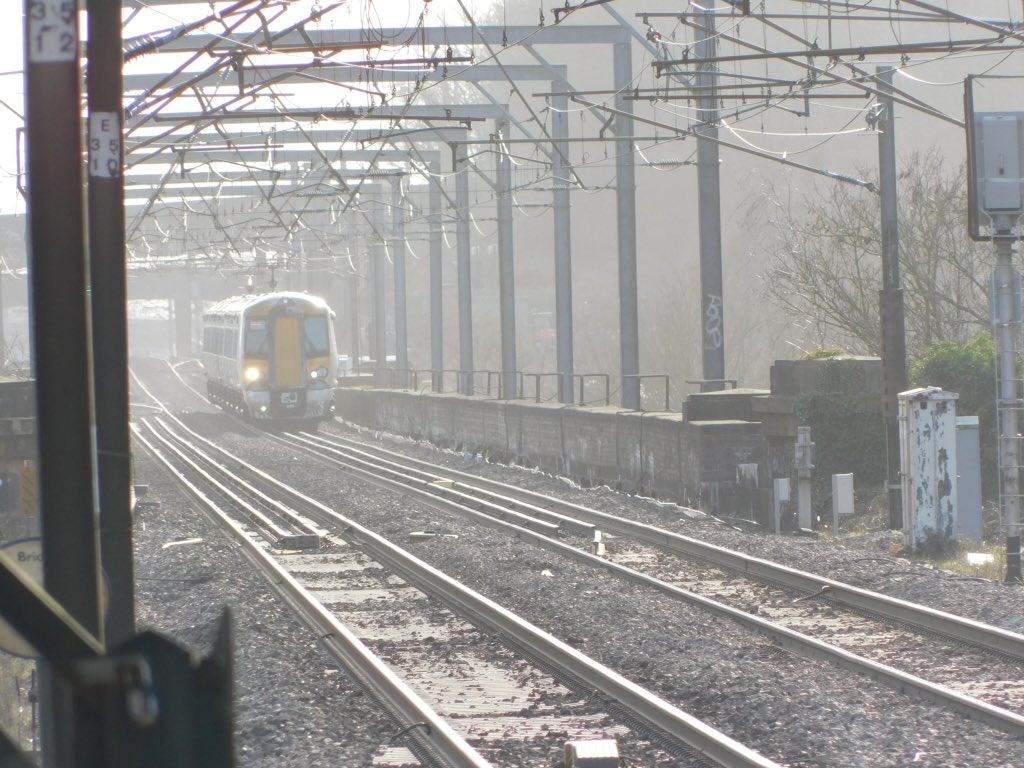 loypass_SCCar's tweet image. 🚈🚄 Here's why I like a 40x Optical Zoom. Down #ECML workings bearing down on Welwyn North, 31/1/2023. @GNRailUK #class387 @Hull_Trains #class802 @TLRailUK #class700