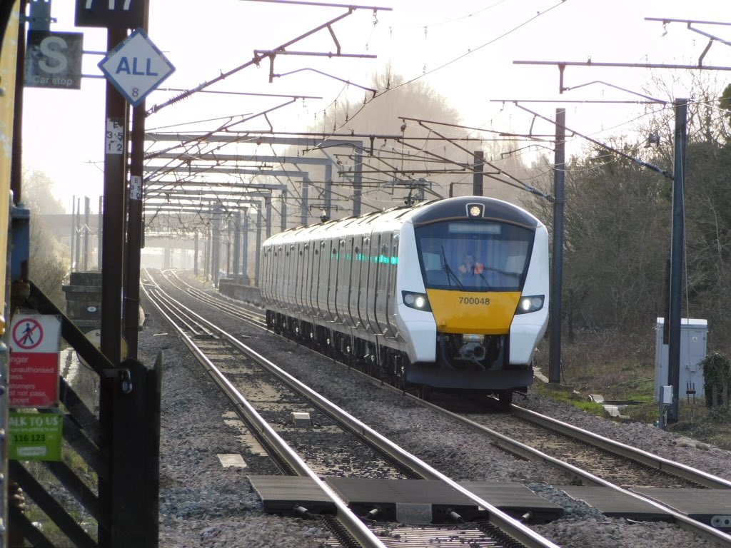 loypass_SCCar's tweet image. 🚈🚄 Here's why I like a 40x Optical Zoom. Down #ECML workings bearing down on Welwyn North, 31/1/2023. @GNRailUK #class387 @Hull_Trains #class802 @TLRailUK #class700