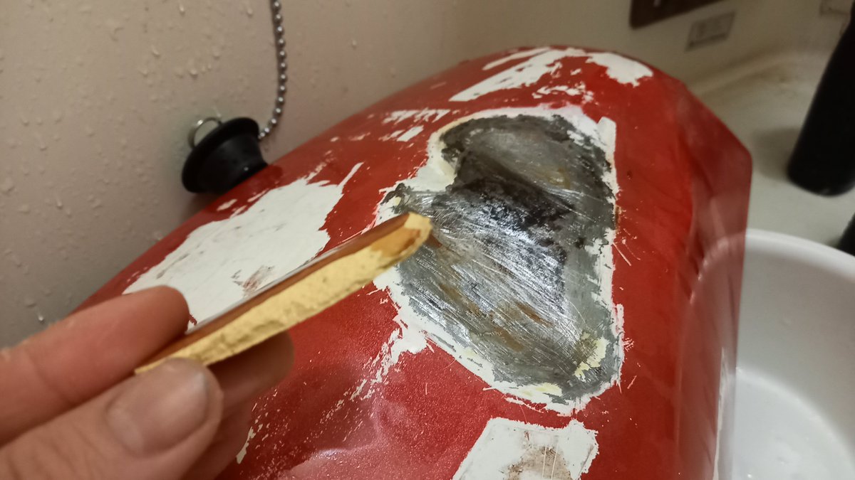 「タンクの錆び取り塗装の下が錆びてそうだったので、塗装が割れた部分を剥がしてみると」|隼のぶをのイラスト