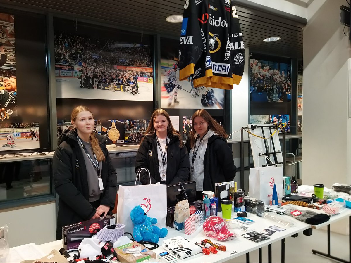 Arpoja myynnissä juuri N-Y-T illan liigaottelussa Kärpät-Sport! Pääpalkintoina Julius Hermosen ja Kati Asikaisen game worn pelipaidat 🤩 #Kärpät  #NaistenLiiga <a href="/OulunKarpatFi/">Oulun Kärpät</a>