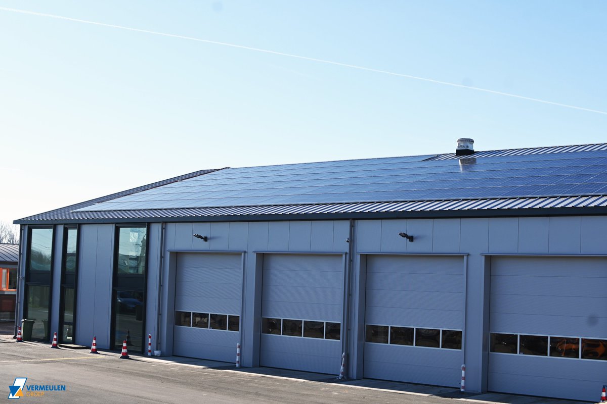 De nieuwe zonnepanelen zijn geplaatst! #duurzaaminfrastructuur #minderCO2 #stroomwals #zonnepanelen #duurzaamondernemen #vermeulengroep