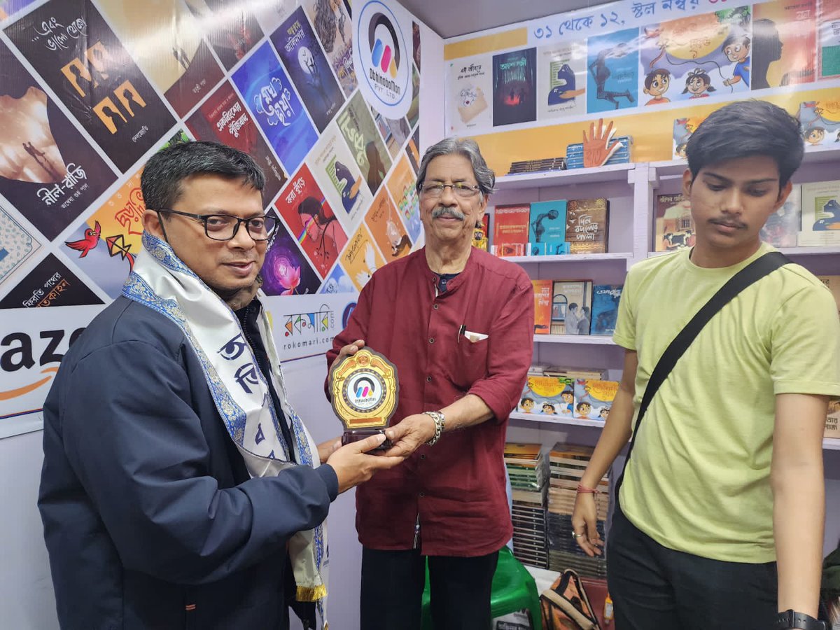 AUM_am's tweet photo. 🙏🙏🙏 Jai Ma Jai Ma Jai Ma 🙏🙏🙏
#KolkataBookFair2023 
Today my new poetry book Agami Alo has been published occasionally by the famous poet Suvo Dasgupta sir. Later I also have met another famous poet Subodh Sarkar. 
All of these are memories to me forever in my life. https://t.co/aSMyYe6Aon