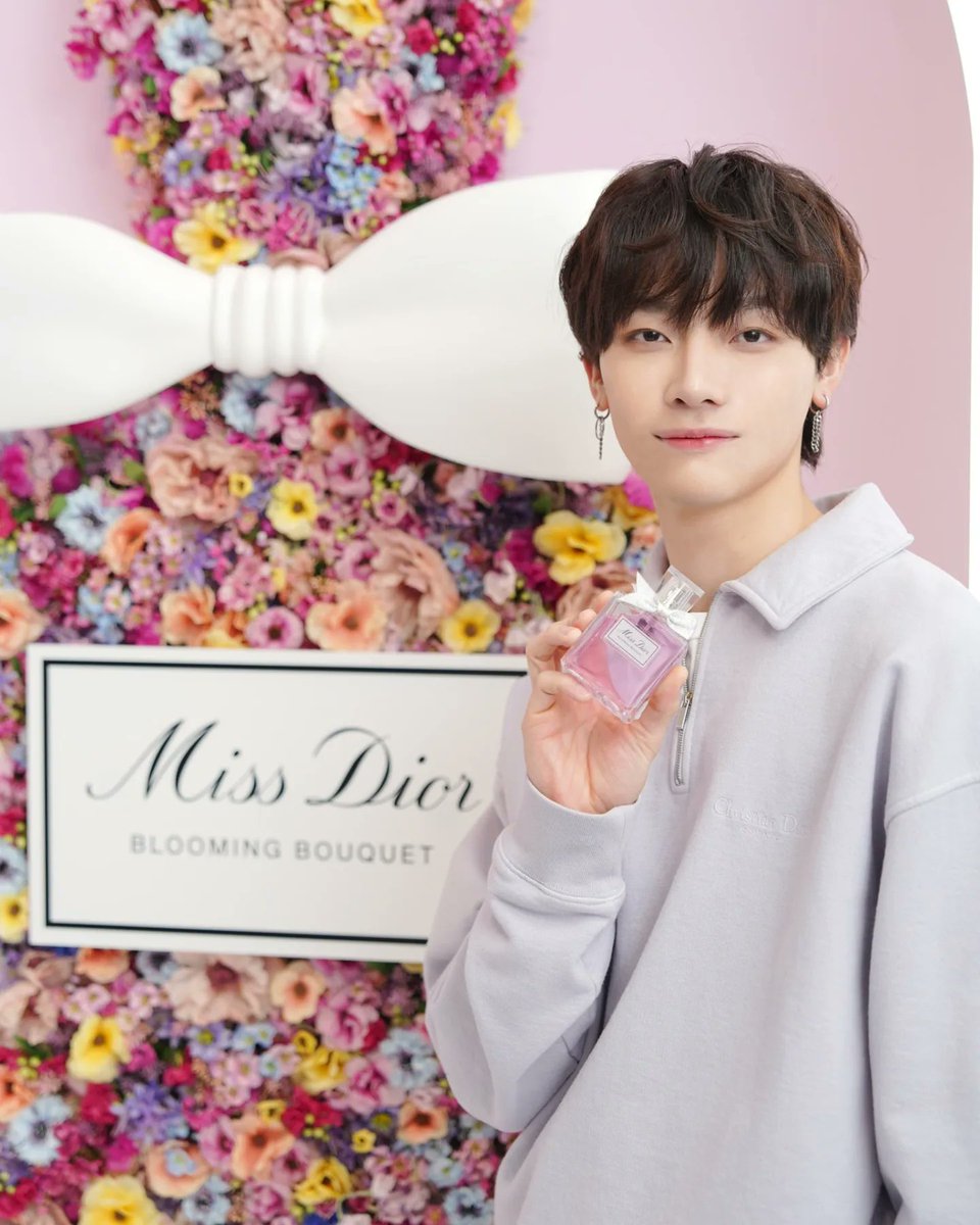 nicholas_Chile's tweet image. Nuevas fotografías de #NICHOLAS junto a #YUMA y #FUMA para la ' Experiencia de &amp;amp;TEAM, evento Dior Disfruta de Miss Dior rodeado de flores' 

©️ fashionsnap.com
#nicholas #andteam  #LINEマンガ #andteam_nicholas #andteam好きな人と繋がりたい