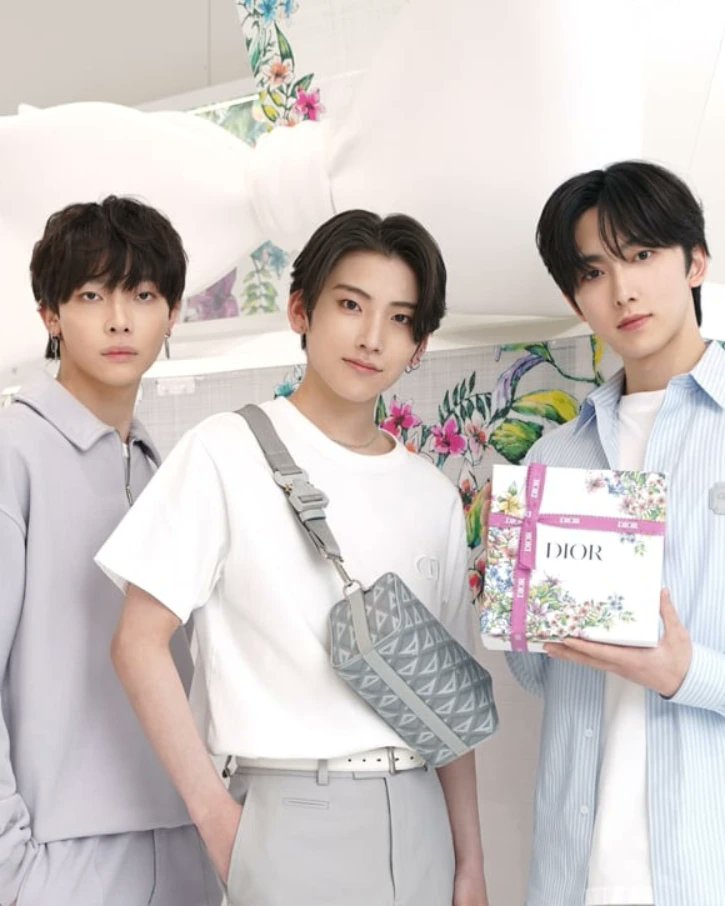 nicholas_Chile's tweet image. Nuevas fotografías de #NICHOLAS junto a #YUMA y #FUMA para la ' Experiencia de &amp;amp;TEAM, evento Dior Disfruta de Miss Dior rodeado de flores' 

©️ fashionsnap.com
#nicholas #andteam  #LINEマンガ #andteam_nicholas #andteam好きな人と繋がりたい