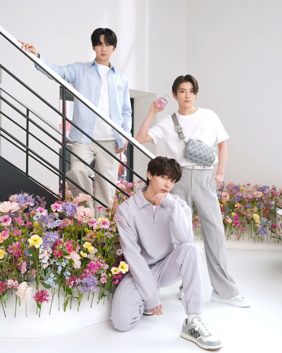 nicholas_Chile's tweet image. Nuevas fotografías de #NICHOLAS junto a #YUMA y #FUMA para la ' Experiencia de &amp;amp;TEAM, evento Dior Disfruta de Miss Dior rodeado de flores' 

©️ fashionsnap.com
#nicholas #andteam  #LINEマンガ #andteam_nicholas #andteam好きな人と繋がりたい