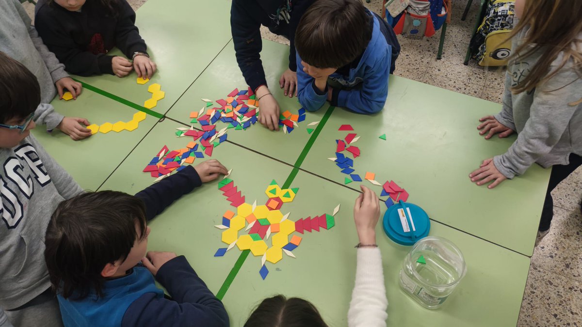 lafarigoladeval's tweet photo. A 2n descobrim les #simetries! Mireu quines figures simètriques tant originals hem creat en parella! https://t.co/0D5ldTz48p