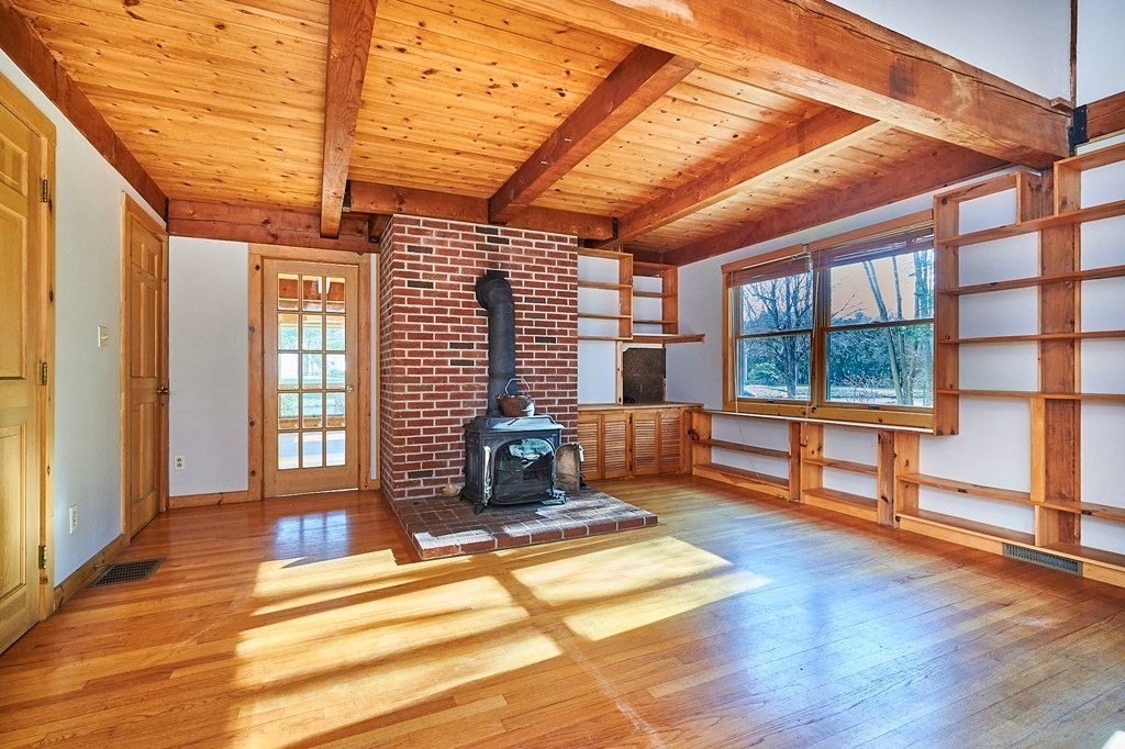 5Realtors's tweet photo. Obsessed with the wood and the built-in shelves in this house 😍 https://t.co/93IPIGTWVV