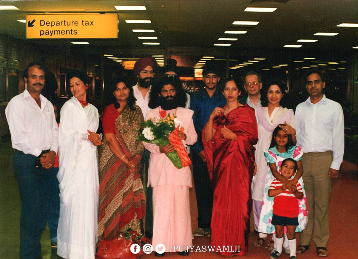 PujyaSwamiji's tweet photo. ✨वर्ष 1987 में पूज्य स्वामीजी के ऑस्ट्रेलिया  प्रवास के दौरान आयोजित  कार्यक्रम में प्रवासी भारतीय सम्मिलित हुए। इस अवसर पर  पूज्य स्वामीजी ने अपने प्रेरक उदबोधन में भारत के गौरव शाली अतीत, भारतीय संस्कृति एवं  सनातन सिद्धांतों  पर प्रकाश डाला। 
#थ्रोबैक #Throwback https://t.co/R6lgj98cPu