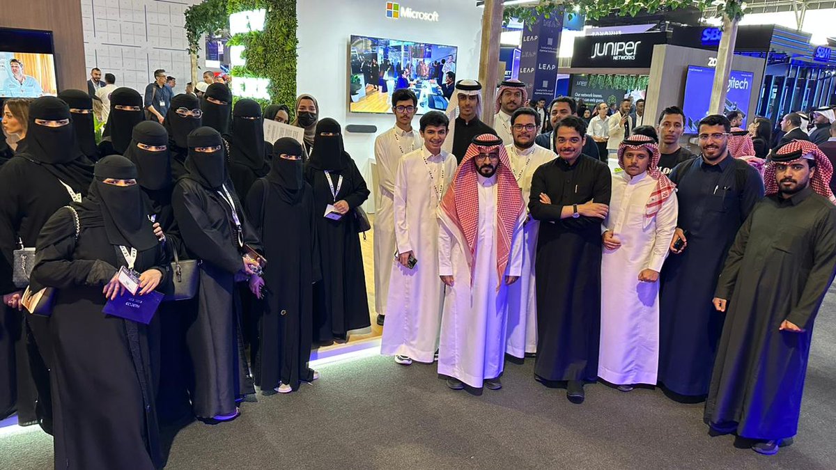 المبدعين والمبدعات من طلاب وطالبات #كلية_علوم_الحاسب خلال مشاركتهم في اليوم الثالث من الحدث التقني الأضخم في المنطقة مؤتمر التقني الدولي #ليب23 تحت شعار "نحو آفاق جديدة!" ✨🚀

#جامعة_الملك_خالد #CCS_KKU #LEAP23