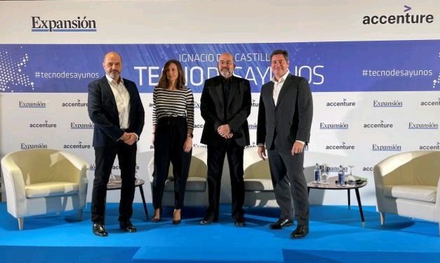 Avicenteranz's tweet photo. Compartiendo #Tecnodesayunos de @expansioncom con @juliavelascogaz y Angel Garcia para hablar de las intersecciones de #5G y #Cloud bajo la dirección del gran @naciocastillo como moderador.
Gracias a @cesarcidgarcia y Eduardo Fitas por su amable invitación. https://t.co/7rXGf9hgkW