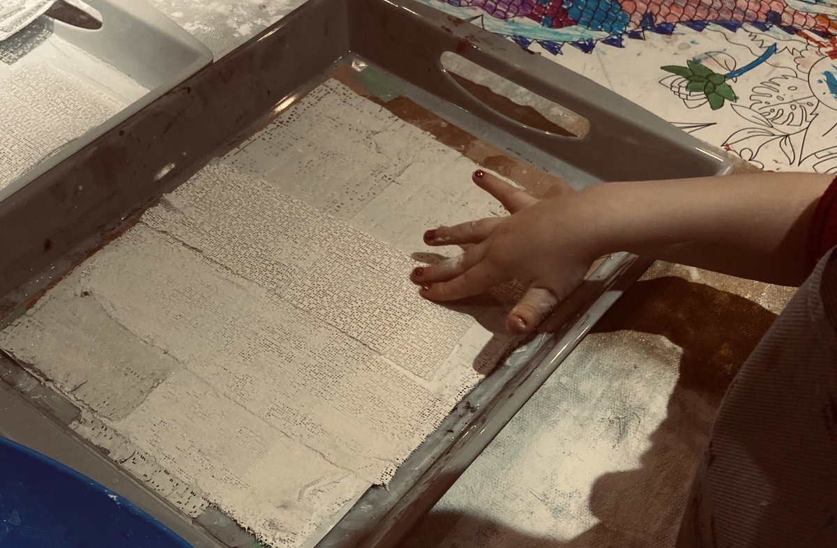 RaisingArtists's tweet photo. This week we are working with plaster sheets in the studio. We are introducing into papier-mâché, and creating frescos with the tiny humans. Wait until next week, when you see how these masterpieces come together. 🤍 #ArtMatters #StudioWorkshops #RaisingArtists https://t.co/Kjg1FyD5ou