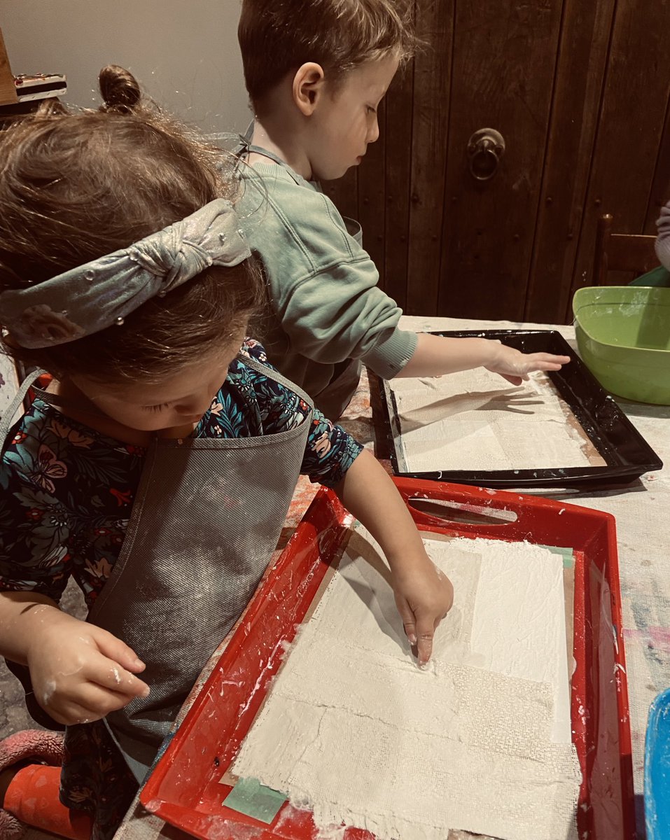 RaisingArtists's tweet photo. This week we are working with plaster sheets in the studio. We are introducing into papier-mâché, and creating frescos with the tiny humans. Wait until next week, when you see how these masterpieces come together. 🤍 #ArtMatters #StudioWorkshops #RaisingArtists https://t.co/Kjg1FyD5ou