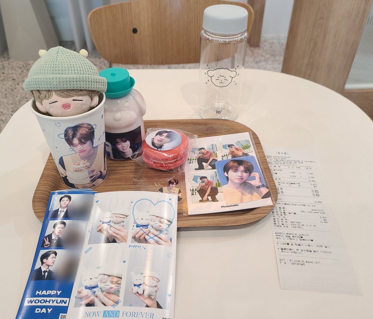 아이오쓰리 갔다왔는데 처음에 어딘지 헤맸어요ㅋㅋ 입구 찾고 보이는 우현이 너무 이뻤고 안에 액자들이랑 꾸며져있는것들 다 너무 이뻤어요ㅠㅠ 그리고 특전도 너무 이뻐요ㅠ 보틀 짱귀여워요!! 딸기라떼도 맛있어요ㅎㅎ 네컷도 찍고 너무 좋았습니다❤
#우현아_은은하게_오래가자