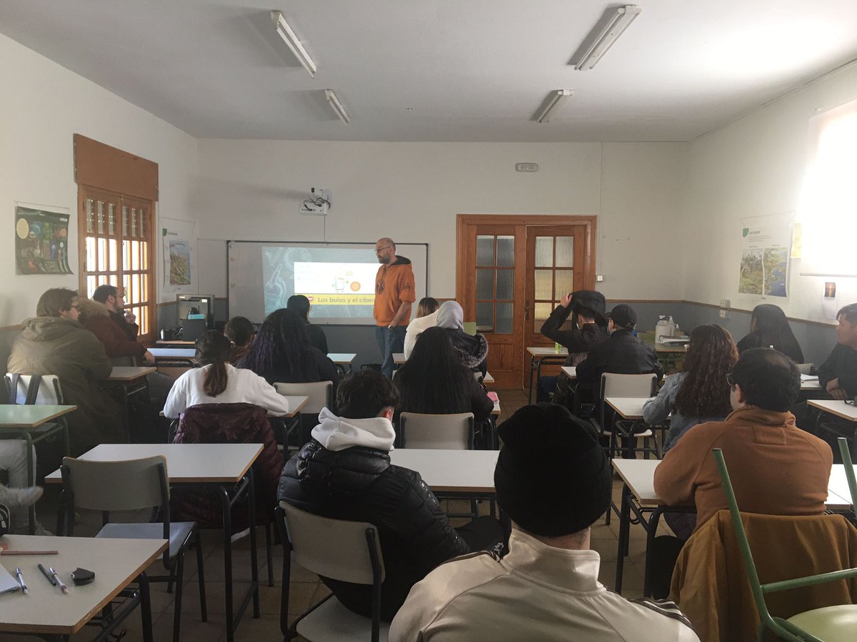 En el Molar los alumnos de Secundaria atienden a su profe Carlos la charla sobre "bulos y ciberacoso"