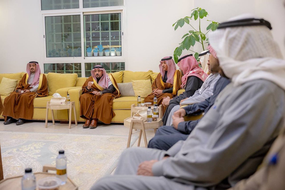 EmarahAlQassim's tweet photo. سأل الله العلي القدير أن يتغمد الفقيد بواسع رحمته، ويسكنه فسيح جناته ويلهم الجميع الصبر والسلوان.. 

 سمو #أمير_القصيم يقدم التعازي والمواساة لأسرة المطرودي في وفاة الشيخ ثامر بن علي المطرودي - رحمه الله -. https://t.co/tiDPvCoalA