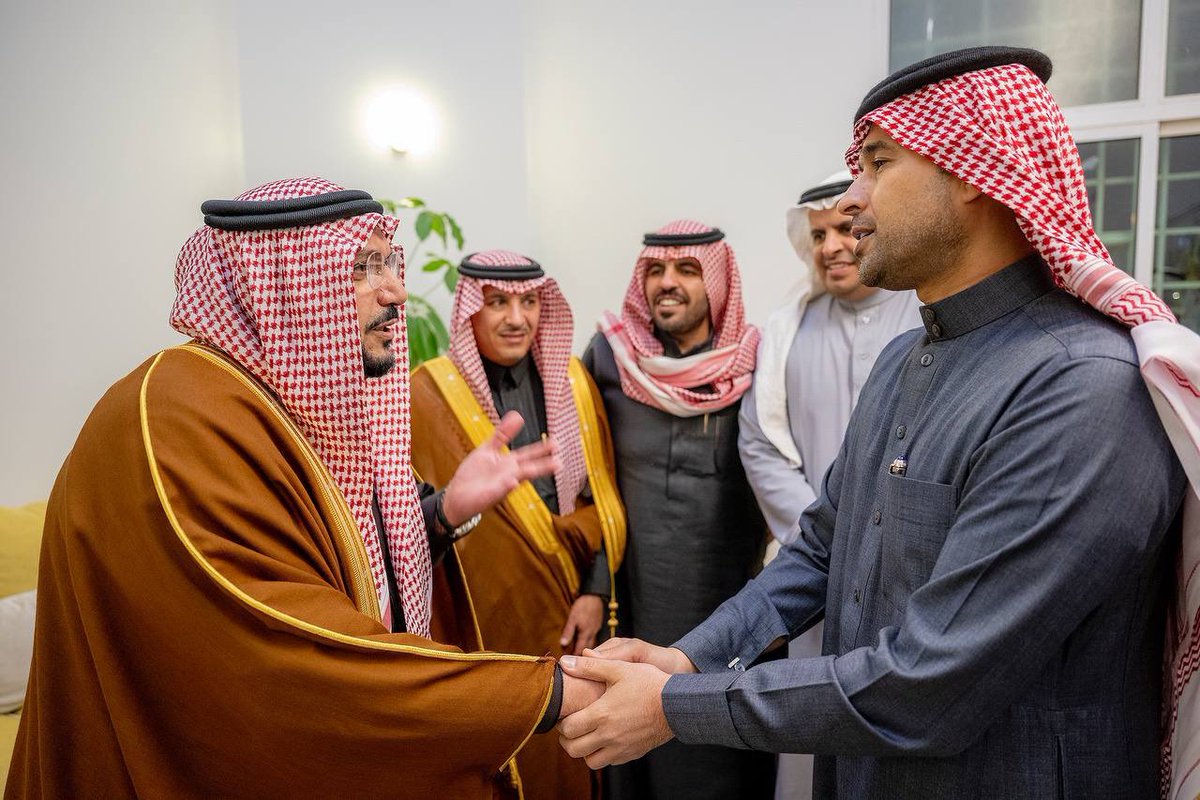 EmarahAlQassim's tweet photo. سأل الله العلي القدير أن يتغمد الفقيد بواسع رحمته، ويسكنه فسيح جناته ويلهم الجميع الصبر والسلوان.. 

 سمو #أمير_القصيم يقدم التعازي والمواساة لأسرة المطرودي في وفاة الشيخ ثامر بن علي المطرودي - رحمه الله -. https://t.co/tiDPvCoalA