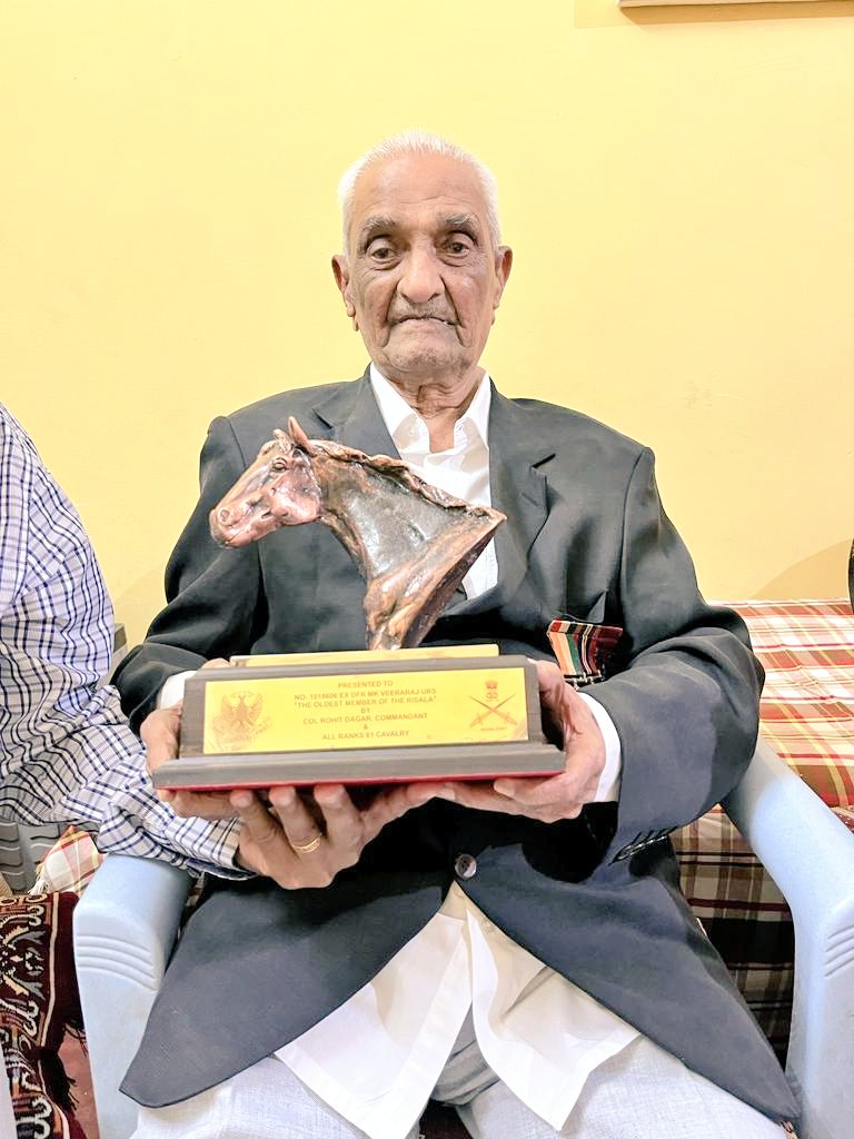 PRODefRjsthn's tweet image. Ex Dfr Veeraraj Urs No 1018606 of #61Cavalry age 101 years  felicitated by Col Rohit Dagar #Commandant at the veterans residence at Mysore on 8th Feb 2023. 
The veteran shared his experiences and memoirs of time spent with Mysore Lancers and 61 Cavalry #IndianArmyPeoplesArmy