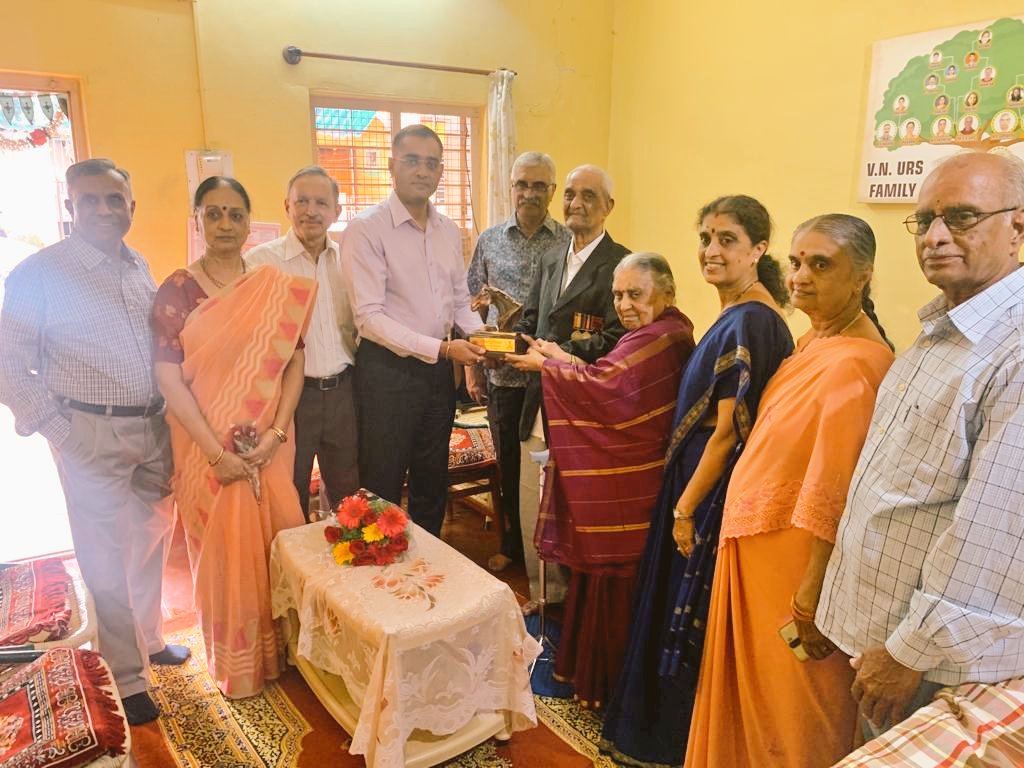 PRODefRjsthn's tweet image. Ex Dfr Veeraraj Urs No 1018606 of #61Cavalry age 101 years  felicitated by Col Rohit Dagar #Commandant at the veterans residence at Mysore on 8th Feb 2023. 
The veteran shared his experiences and memoirs of time spent with Mysore Lancers and 61 Cavalry #IndianArmyPeoplesArmy