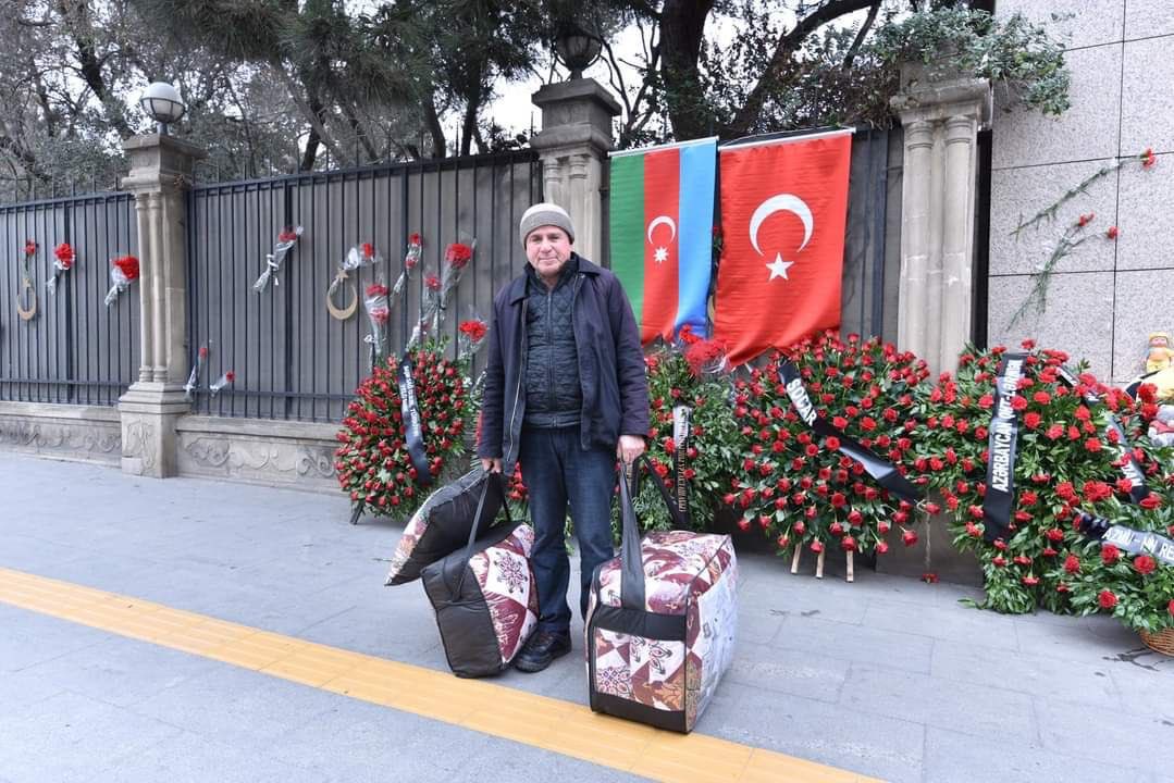 Kızına aldığı çeyizlikleri deprem mağdurlarına hediye eden Bakülü Seyyat amca