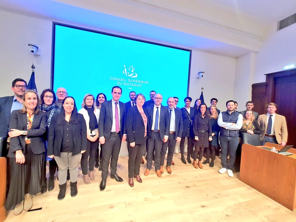 notaires44's tweet photo. Les membres de la Chambre des #Notaires de la #LoireAtlantique ont eu le plaisir de rencontrer la @Presidente_CSN, en présence de @catguihard, membre du Bureau, au sein de la Maison des #Notaires de France, le #CSN, clé de voûte de l'institution notariale. https://t.co/3T20euIevi