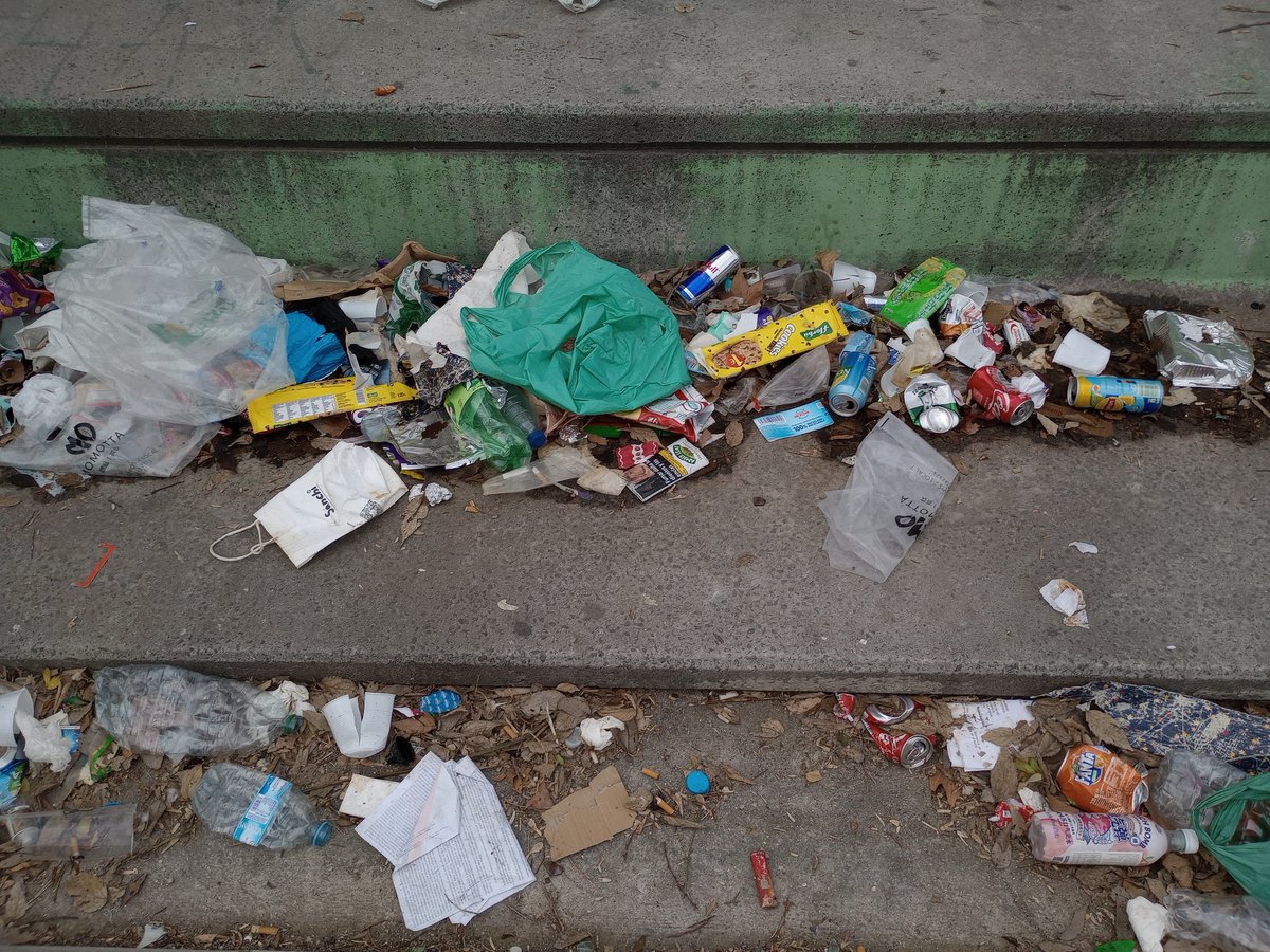 caturinn's tweet photo. Hola @Lineamadrid hay que recoger la basura que se acumula en las pistas en calle Evangelios más a menudo porque es peligrosa, hay niños pequeños y se hacen daño. https://t.co/EJCT8QZsIY