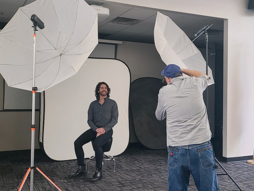It's time for #HumpdayHeadshots! <a href="/BrosmerPhoto/">Brosmer PhotoGraphic</a> is in the house, helping members refresh their profiles with new headshots. 📸