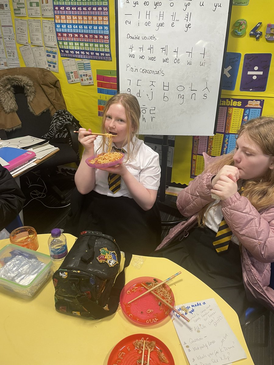 jacquimurphy71's tweet image. K Club this week 🇰🇷Korean ramen noodles and Kimchi for lunch ! Eating with chopsticks 🥢 We purple you 💜#borahae #V @Glasgowlangs  @BTSTaehyungTHV @bts_bighit @StBenedictsPS