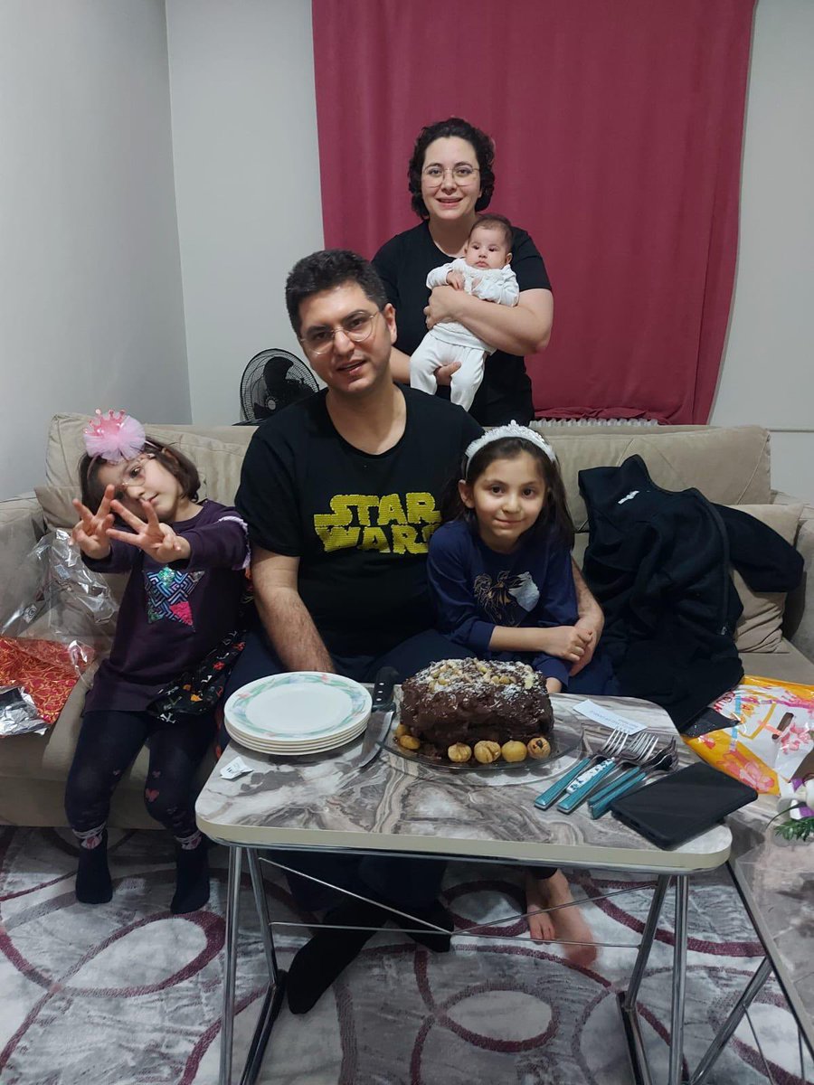 Sesler geliyor ama hava karardığı için ekip bırakıp gidecek ne olur bu caresizlikle bi gece daha onları orada bırakmayın ışık kaynağı yardımı lazım!!!! 
KAHRAMANMARAŞ sazibey mahallesi stad caddesi elifbike apt <a href="/OguzhanUgur/">Oğuzhan Uğur</a> <a href="/haluklevent/">Haluk Levent ( Ahbap Ekibi )</a> <a href="/DepremDairesi/">AFAD Deprem</a> <a href="/DepremDairesi/">AFAD Deprem</a> <a href="/AFADKMaras/">AFAD Kahramanmaraş</a>