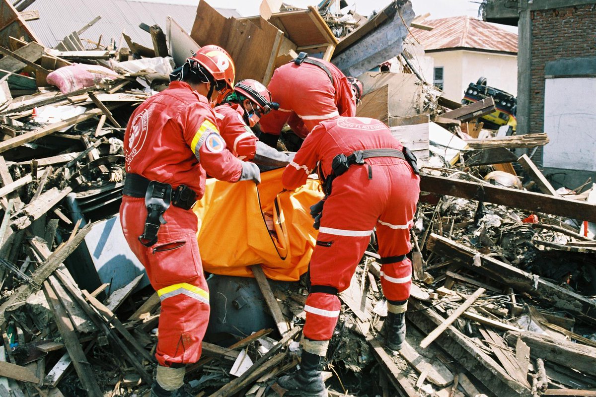 topos's tweet photo. La Brigada de Rescate Topos Tlatelolco A.C. está coordinando detalles para una segunda salida de rescatistas mexicanos por vuelo comercial hacia Turquía.

Síguenos en https://t.co/pyzI3cLXrr para información sobre el Centro de Acopio.

[Fotos de 2017, Nepal e Indonesia] #FoTopos https://t.co/XBxzI3KUF2