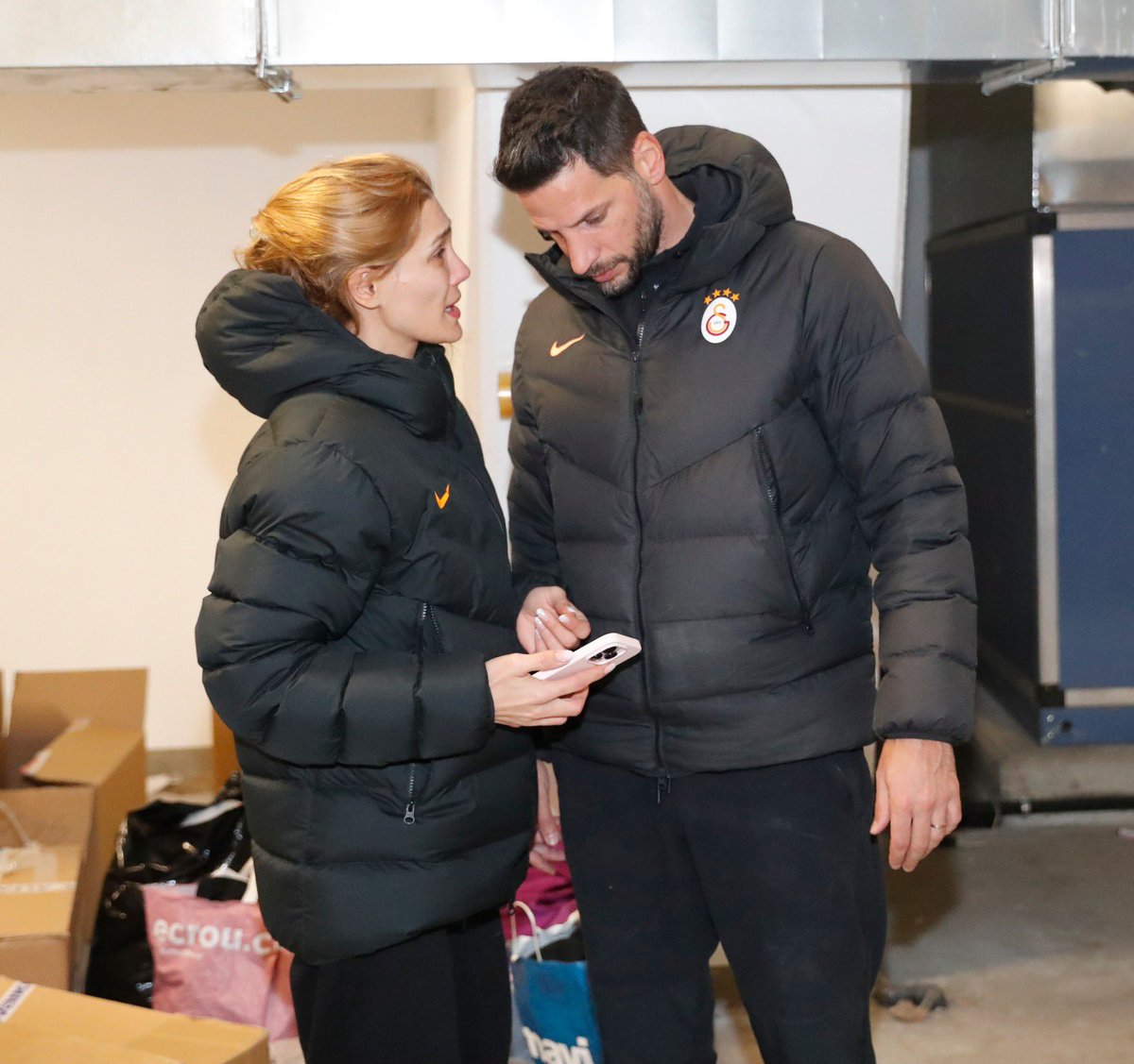 GalatasaraySK's tweet photo. U19 Takımımızın Teknik Direktörü Hakan Balta ve eşi de Nef Stadyumu'ndaki yardım merkezimize gelerek çalışmalara destek verdi.

📍 Nef Stadyumu P1 ve P2 Otopark Alanı'ndayız. 

Afet bölgesindeki vatandaşlarımıza yardımlarınızı bekliyoruz. ❤️🤍 https://t.co/61Ls5gjDDD
