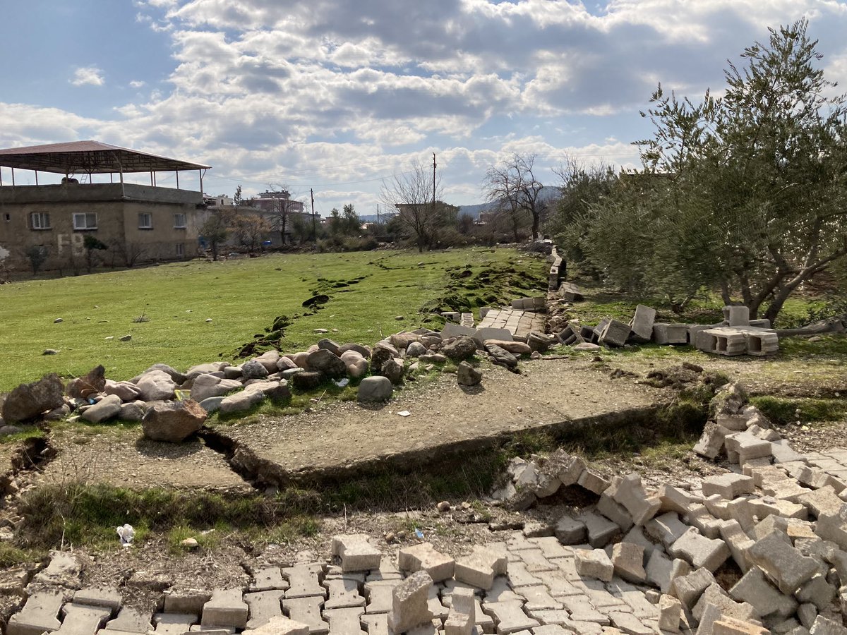 geodesist_a's tweet photo. Surface rupture at Hassa Town. #earthquake #deprem https://t.co/klsw2zesYj