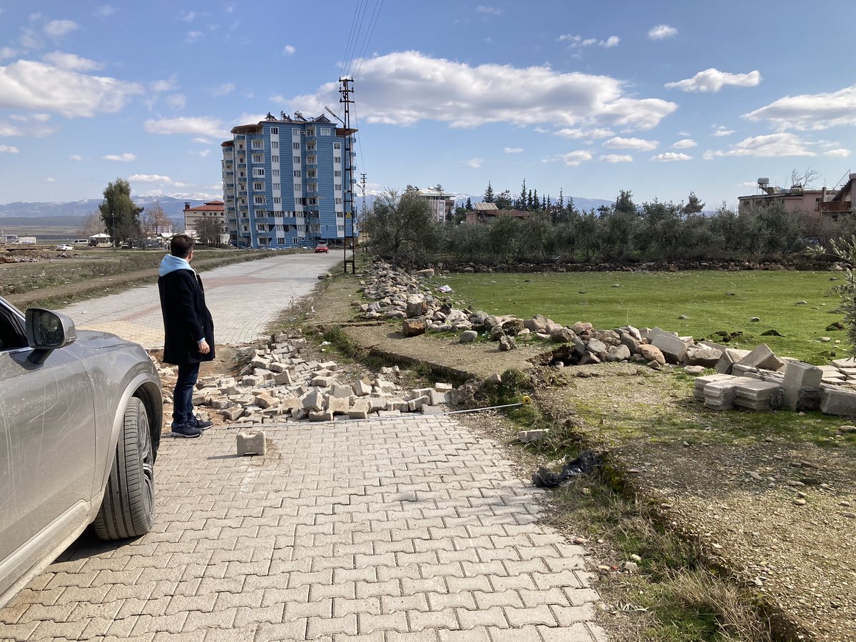 geodesist_a's tweet photo. Surface rupture at Hassa Town. #earthquake #deprem https://t.co/klsw2zesYj