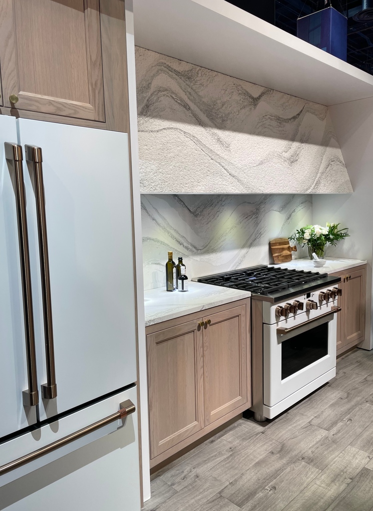 CCFFcompany's tweet photo. @cambriasurfaces always provides gorgeous designs that aren't seen on an everyday basis.. Quartz surfaces are not just created for the counter, try a backsplash or a kitchen hood range 🧐

#cambria #countertops #quartz #quartzdesign #backsplash #kitchenremodel #kitchendesign https://t.co/0S99KzSBbS