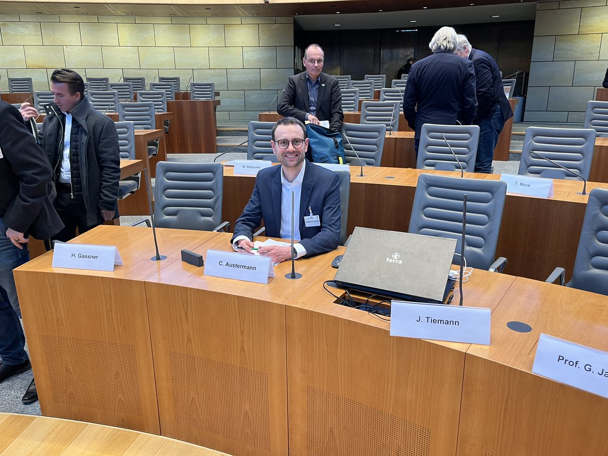 ChrAustermann's tweet photo. Heute durfte ich unsere Stellungnahme zu Windausbau im Landtag NRW vertreten. Akzeptanz wird nicht durch Pauschalabstände, sondern durch direkte Beteiligung der Menschen vor Ort geschaffen. Unsere Stellungnahme gibt es hier: https://t.co/fRr1gFBMTM #bbwind #buergerwind #klima https://t.co/YHeYHmBC2Y