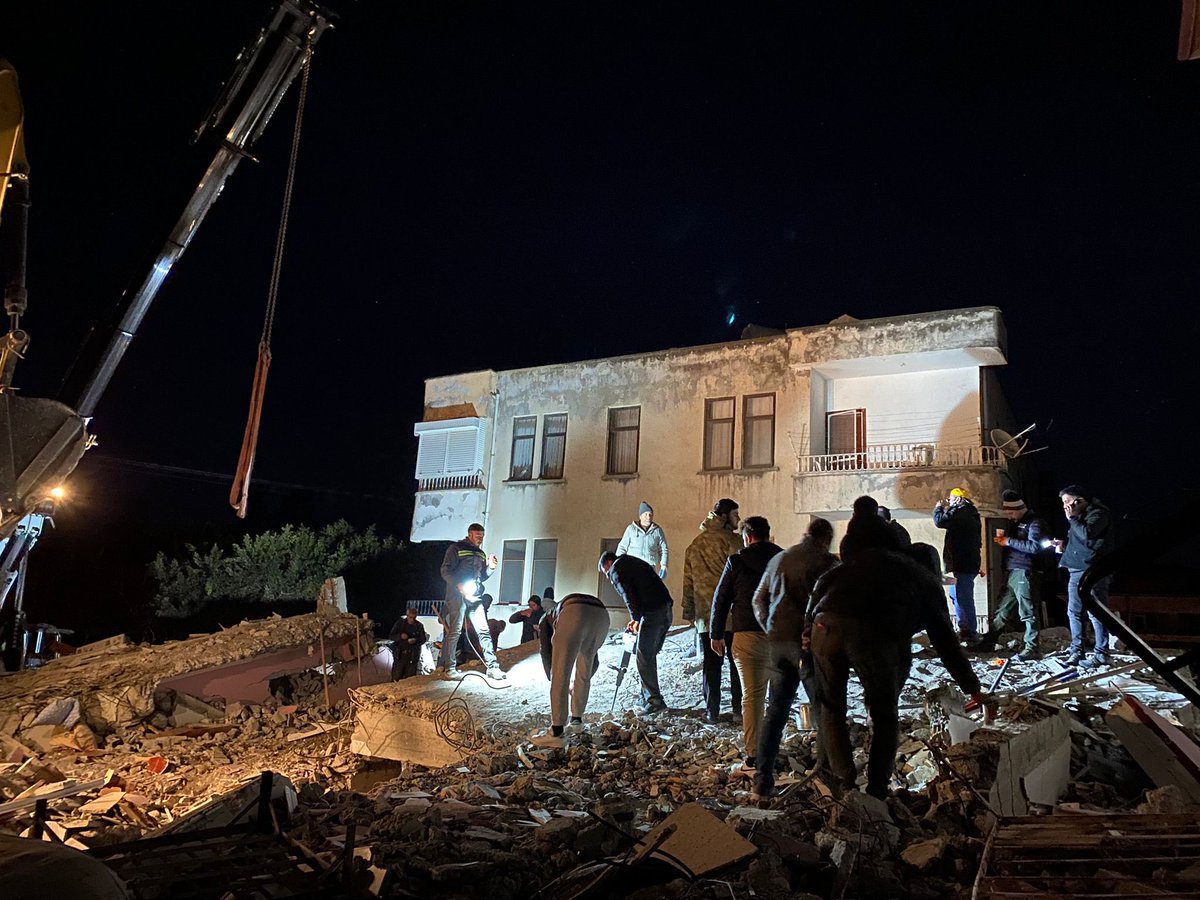denizbilirx's tweet photo. Kaç gün oldu tek bir yardım ekibi dahi ulaşmadı yardım gitsin artık nolur!!

Akdeniz Mahallesi Sami Oytun caddesi no:15 Tultaklar Apartmanı. Kavaklı Pansiyon karşısı ARSUZ/HATAY

@DepremDairesi
@AFADBaskanlik 
@ahbap 
@OguzhanUgur 
@haluklevent 
@ekrem_imamoglu 
@ibbitfaiye https://t.co/0ZwzzonGga