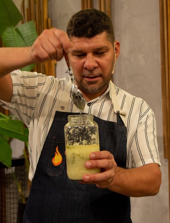 cocinerosarg's tweet image. ¿Cuántas cabezas de ajo crees que hay en el frasco? 🤔