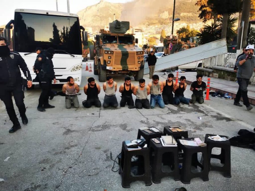 Fenerbahçe’nin yardım tırını yağmalayanlar yakalandı.
SOYSUZLAR!