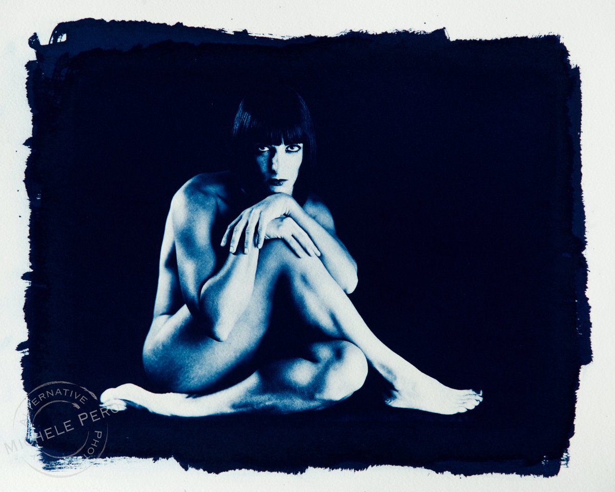 Jessica on the couch, a classic cyanotype print from a 18x24 collodion negative on unseized paper.
#odetothesubtle #sqaremag #wabisabiart #soulful_bnw #wonderlands_arts #wa_monochrome #wabisabiphotography  #bnwbutnot #classicsmagazine