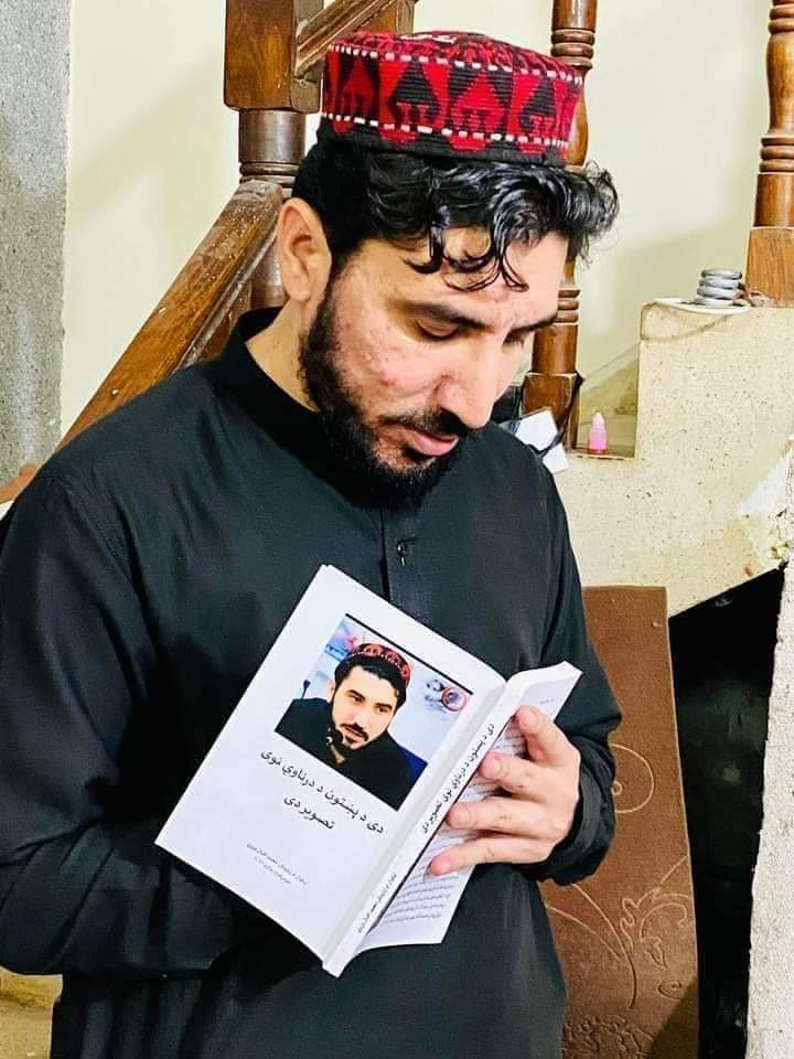 Achakzai__raziq's tweet photo. اې د زړه سلطانه، ته د زړه سلطان د چا یې ؟
#ManzoorPashteenOurPride https://t.co/73R35vMDOc