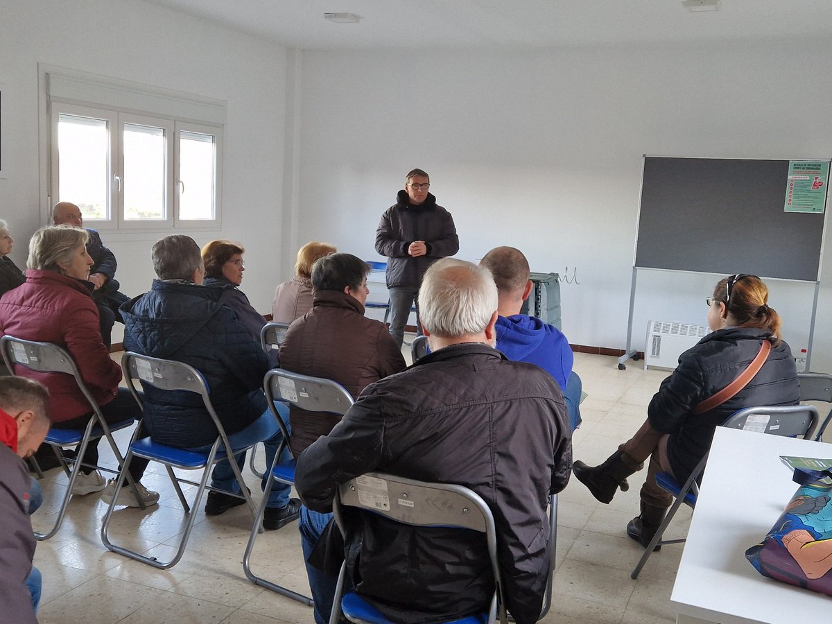 carballo_gal's tweet image. Coñeces o programa de #compostaxe doméstica do @carballo_gal? 

Hoxe a veciñanza de #Aldemunde asiste a unha xornada formativa para sacar o maior partido dos composteiros que se entregan, de balde, a toda a veciñanza da zona rural que os solicite. 

ℹ️ carballo.gal