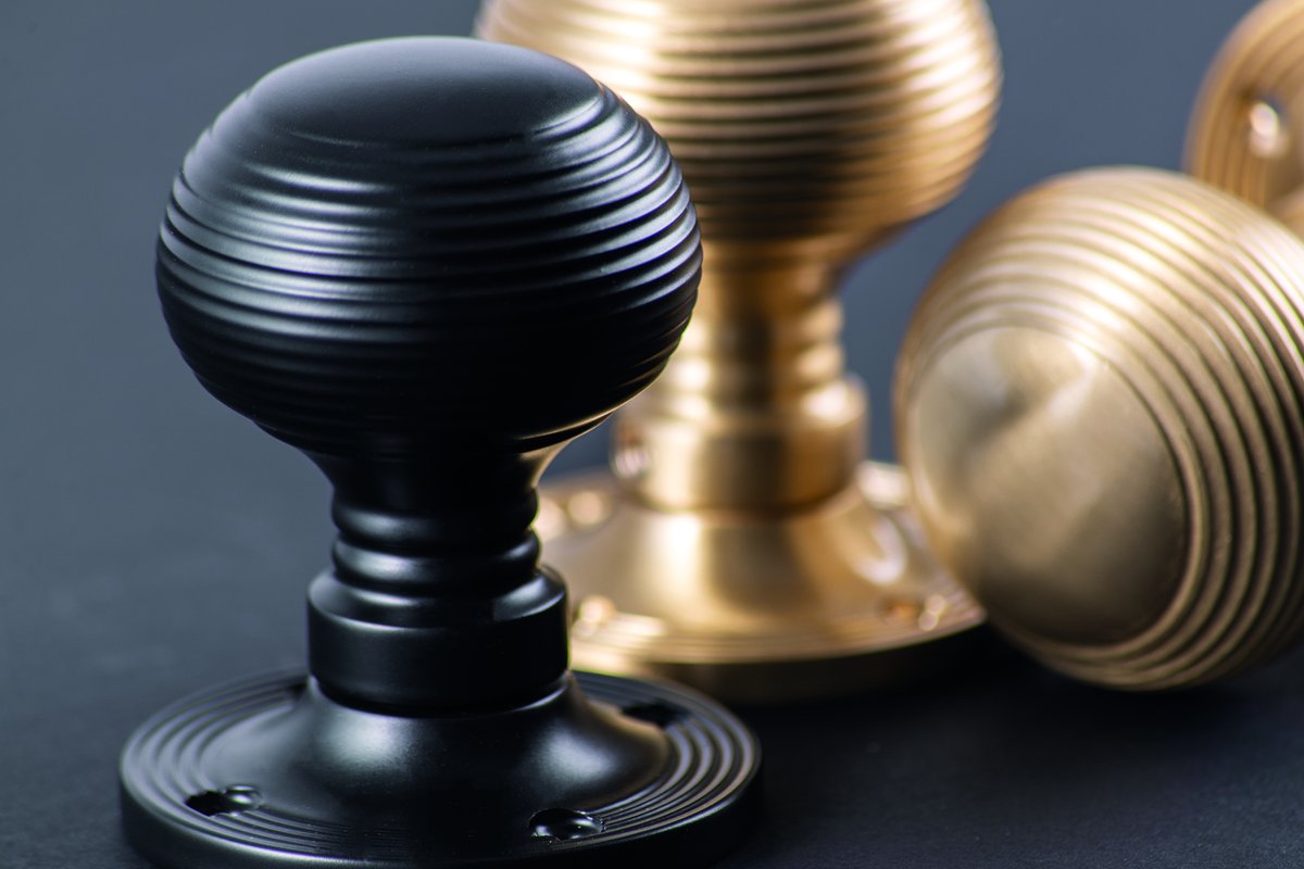 One of our most popular products, the Queen Anne Mortice Knob. 🖤

Find your local stockist: soamp.li/k4tq🔍
Pick your favourite finish: soamp.li/k4ty

#New #HomeInspiration #InstagramInspiration #MattBlack #SatinBrass #Ironmongery #DoorFurniture