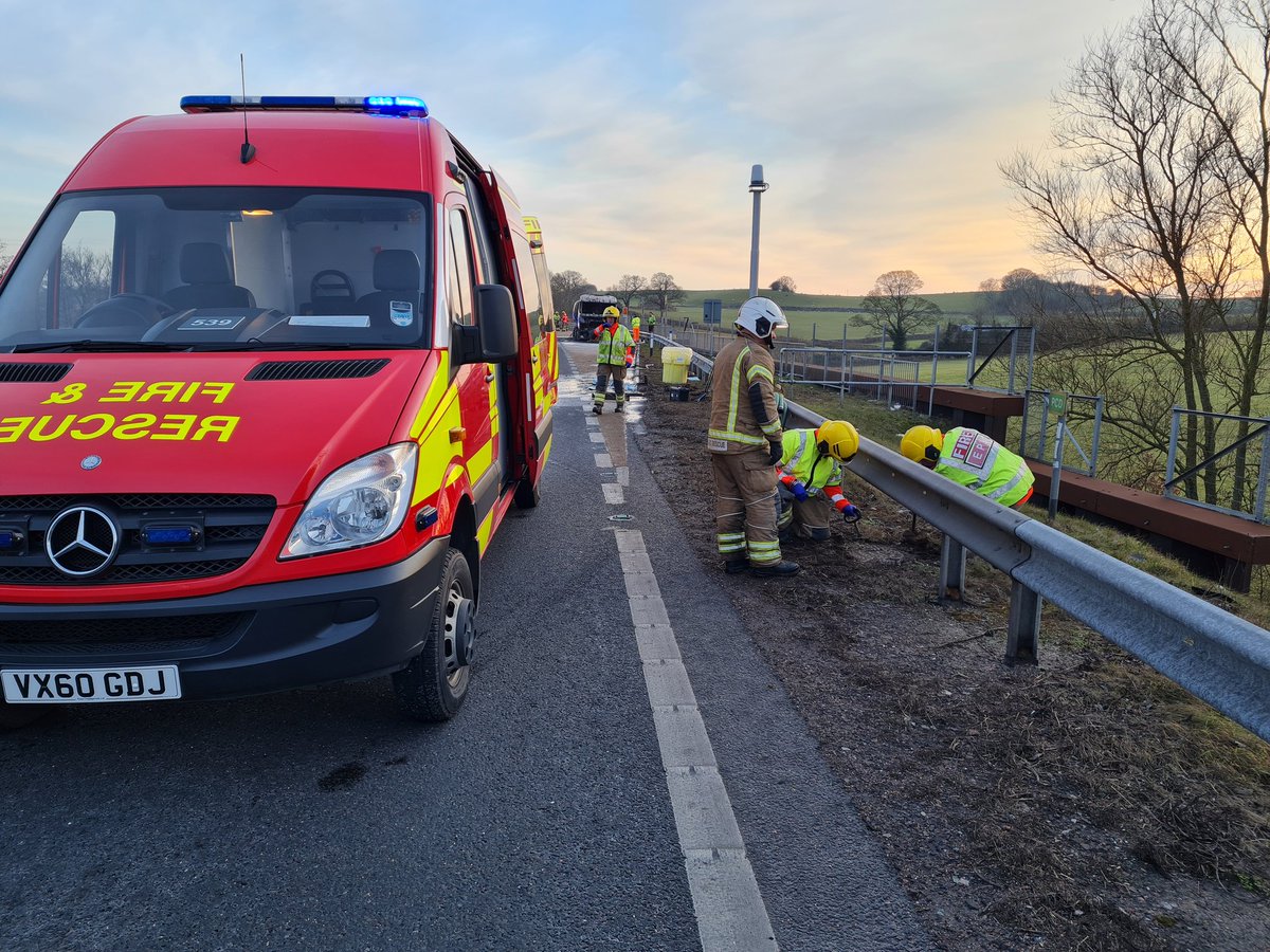 HWFireSCusack's tweet photo. M5 North jnct 5-4 ongoing incident.
@HWFireControl https://t.co/Cy3YTU9j8c